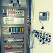 painel de controle com componentes elétricos e eletrônicos
